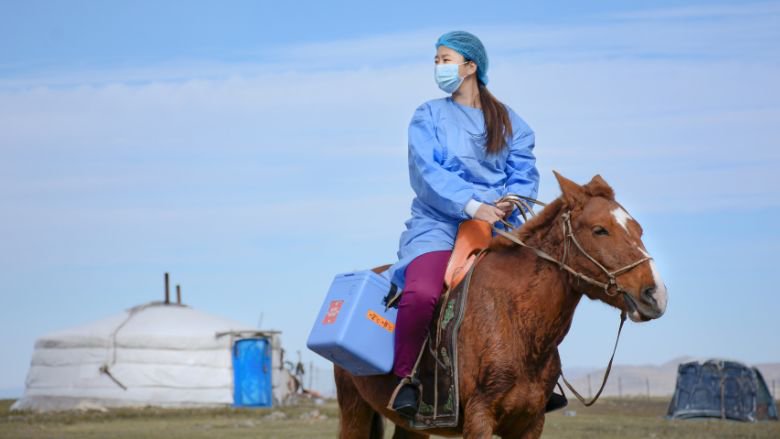 Nurse with COVID-19 vaccines in Mongolia 