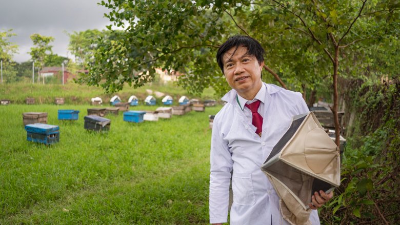 Associate Professor Pham Hong Thai, director of the Faculty of Agronomy’s Center for Tropical Bees and Beekeeping. 