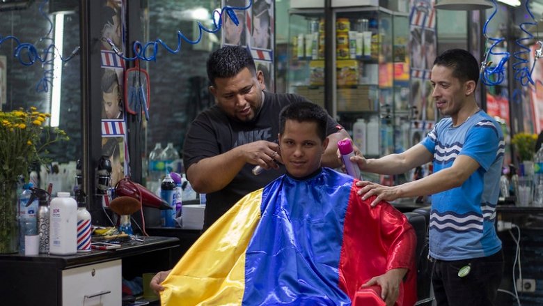 Venezolano trabaja en una barbería en Lima, Perú 
