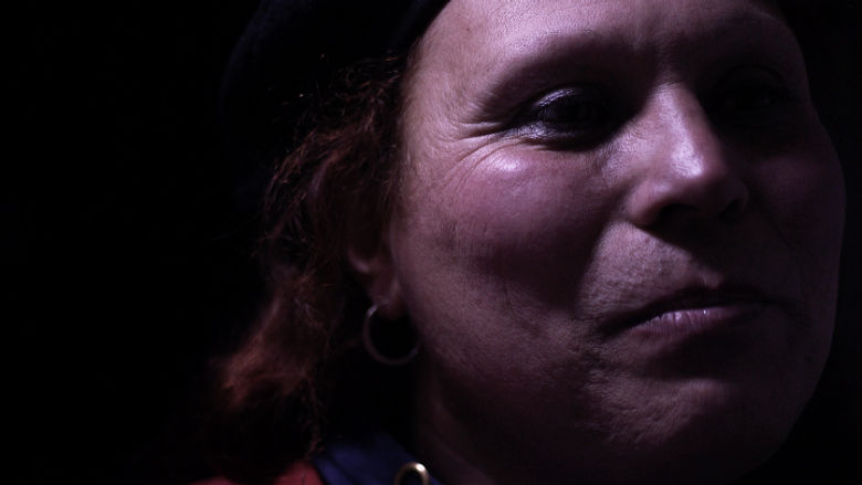 Primer plano de mujer trans en las sombras. Campaña de Inclusión Social - Banco Mundial Uruguay