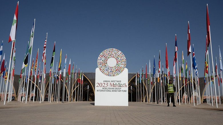 لافتة الدخول خارج الاجتماعات السنوية لمجموعة البنك الدولي وصندوق النقد الدولي لعام 2023 في مراكش، المغرب.