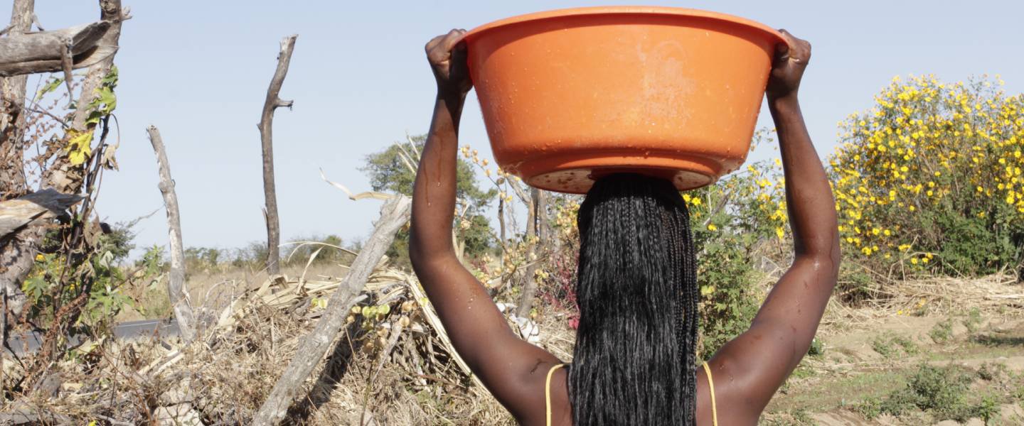 A woman carrying water in rural Angola. Photo: Flore de Preneuf/ World Bank