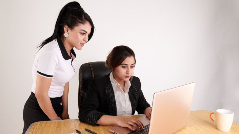 سيدتان أعمال في مكتب. (Shutterstock.com/Ahmed Photox)