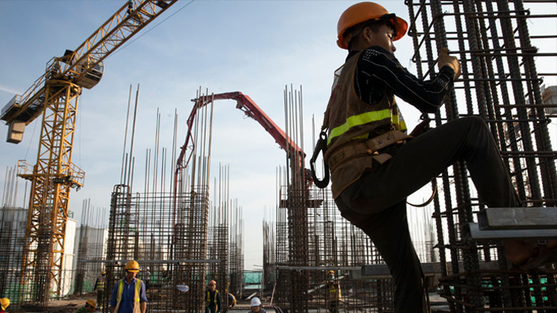 صورة لعامل في بناء قيد الأإنشاء في فييتنام