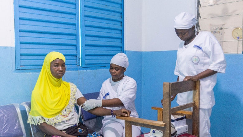 Nursing assistants record a patient’s vital signs at the Débété rural health center, in Côte d’Ivoire. 