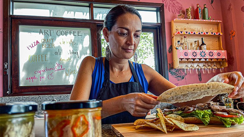Lucia Galarza utiliza atún de Galapagos, Ecuador, para hacer un sandwich.