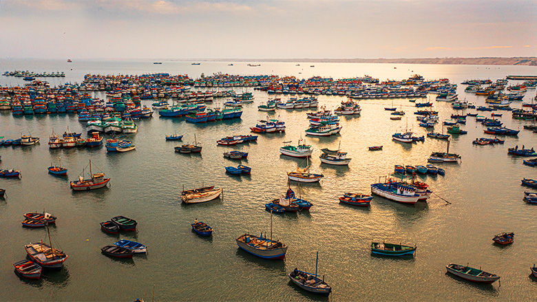 Botes pesqueros en la Playa Los Organos, en Piura, Perú, al amanecer. 
