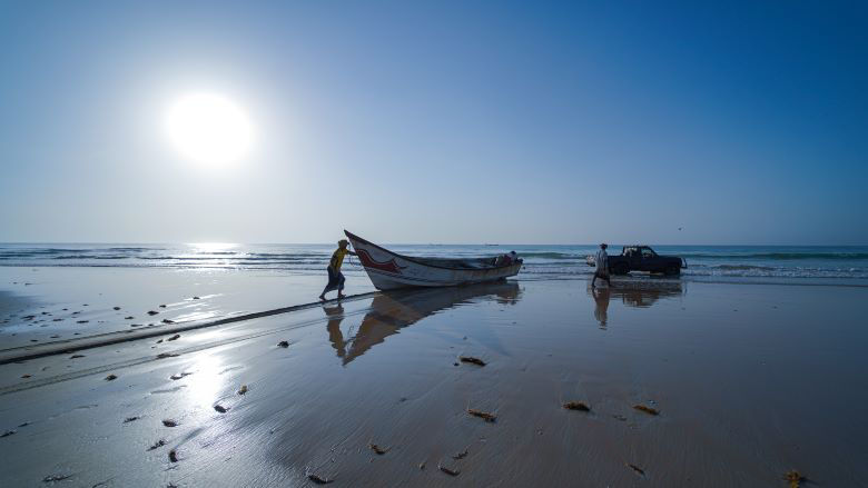 نبيل العساني، أحد الصيادين وهو يجهز قاربه قبل الإبحار