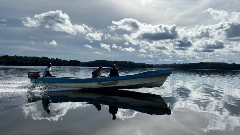 A boat on Ogooué river @Christelle Chapoy/World Bank