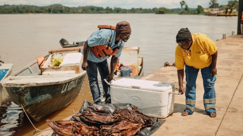 Fishers on the banks of the Ogooué river @Ollivier Girard/World Bank 