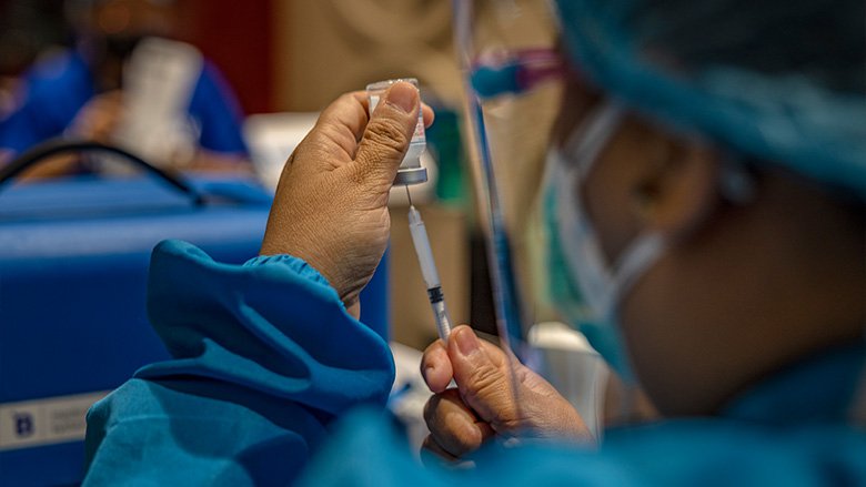 A health worker prepares a dose of Moderna Covid-19 vaccine at a mall on September 16, 2021 in Bacoor, Cavite province, Philippines.