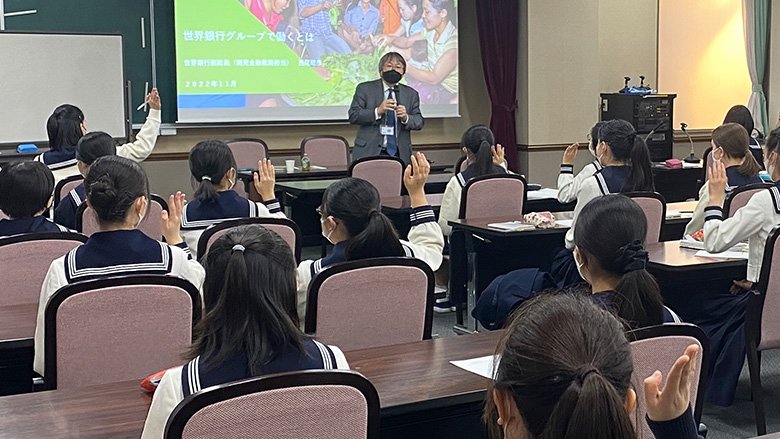 西尾昭彦・世界銀行開発金融担当副総裁が東京女学館中学校・高校 西尾昭彦・世界銀行開発金融担当副総裁が東京女学館中学校・高校