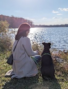 愛犬とハイキングで湖へ