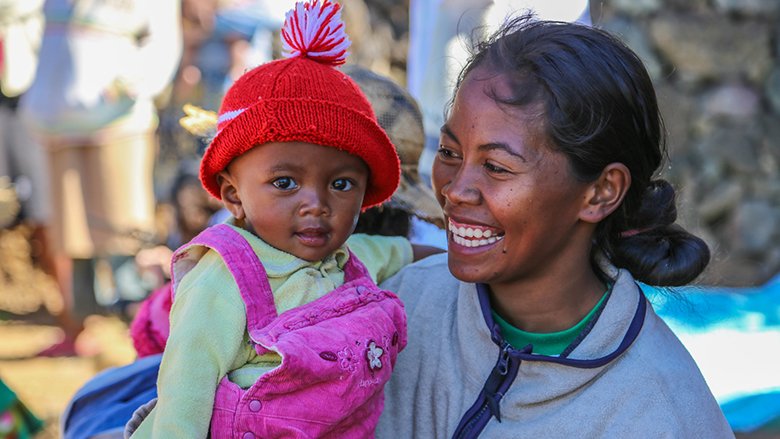 Sourire d'une mère et son enfant à Madagascar © Mohamad Al-Arief / Banque mondiale