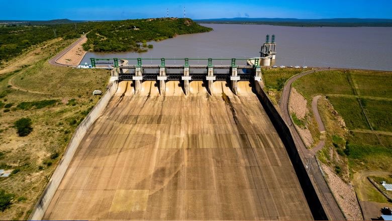 The new spillway gates of the Corumana Dam, located on the banks of the Sabié River. Photo: World Bank