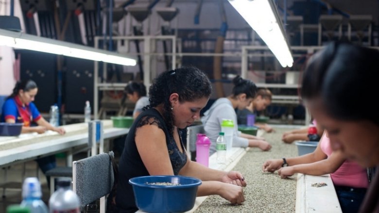 Mujer trabajando en una fabrica de costura. Foto: Maria Fleischmann / Banco Mundial