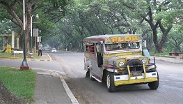 フィリピン大学を走るジプニー