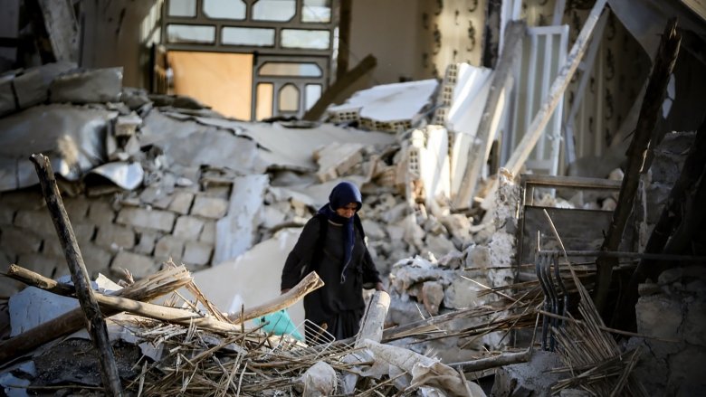A woman looking through debris in Samsun, Türkiye 