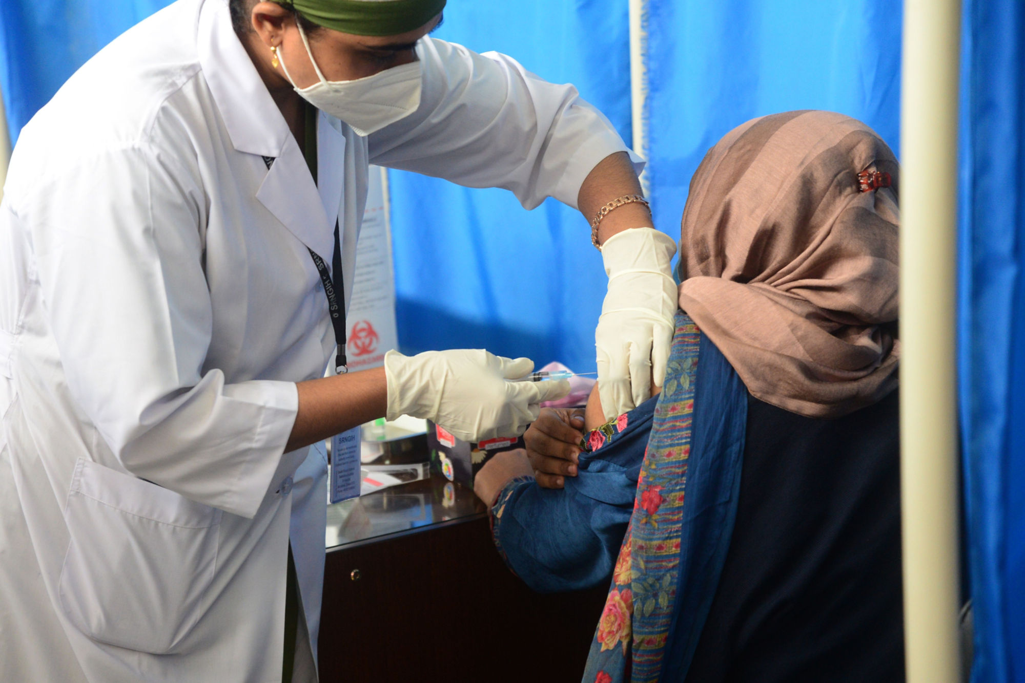 Bangladesh woman getting vaccinated