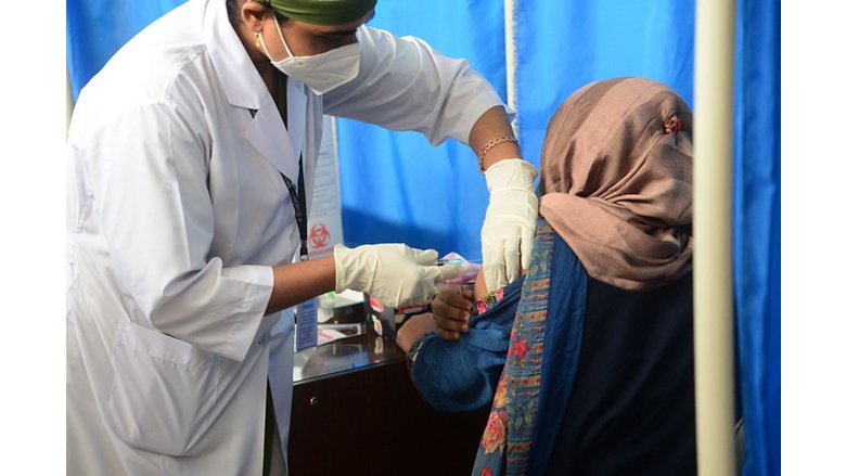 Bangladesh woman getting vaccinated