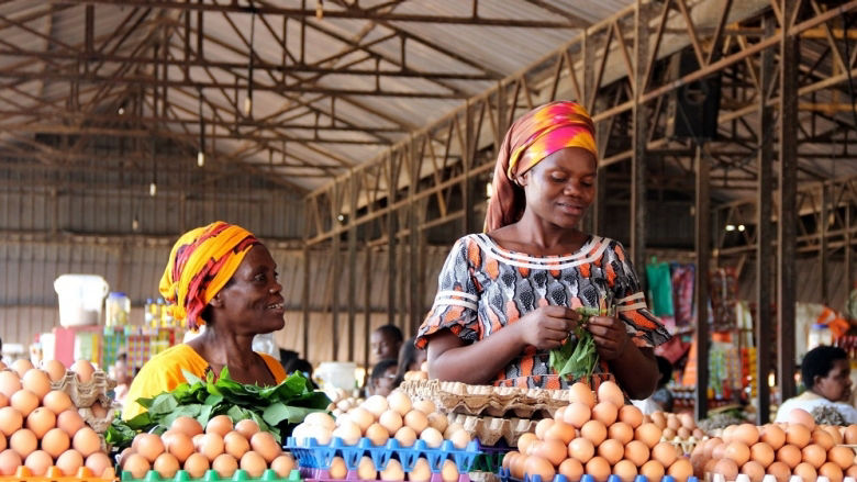 Rwandan women selling eggs to people visiting the Kimironko market in Rwanda's capital city. Photo: © Sarine Arslanian/shutterstock