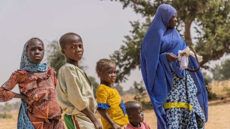 Bangui, Tahoua Region. This mother and her child just received a non-food item kit, distributed by UNICEF and its partners.