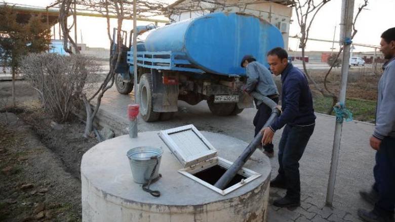 The process of delivering water in trucks and filling a cistern. Bukhara region, Uzbekistan, 2022.