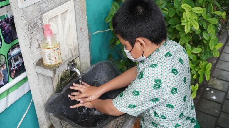 Indonesian student wash his hands